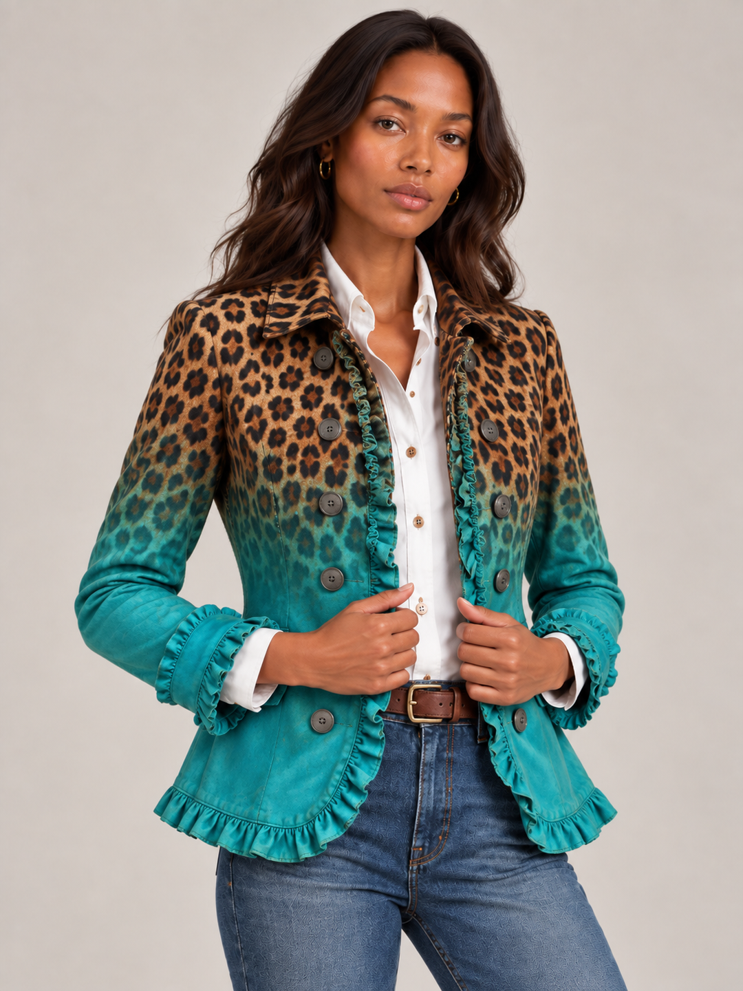 Blazer til dame med leopardmønster i fargeovergang og volanger, med dobbeltspent front