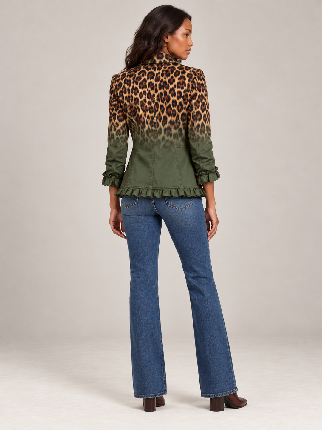Blazer til dame med leopardmønster i fargeovergang og volanger, med dobbeltspent front