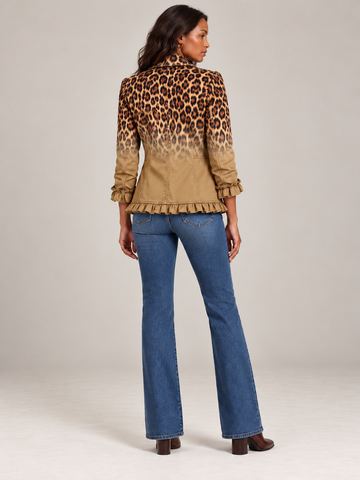 Blazer til dame med leopardmønster i fargeovergang og volanger, med dobbeltspent front