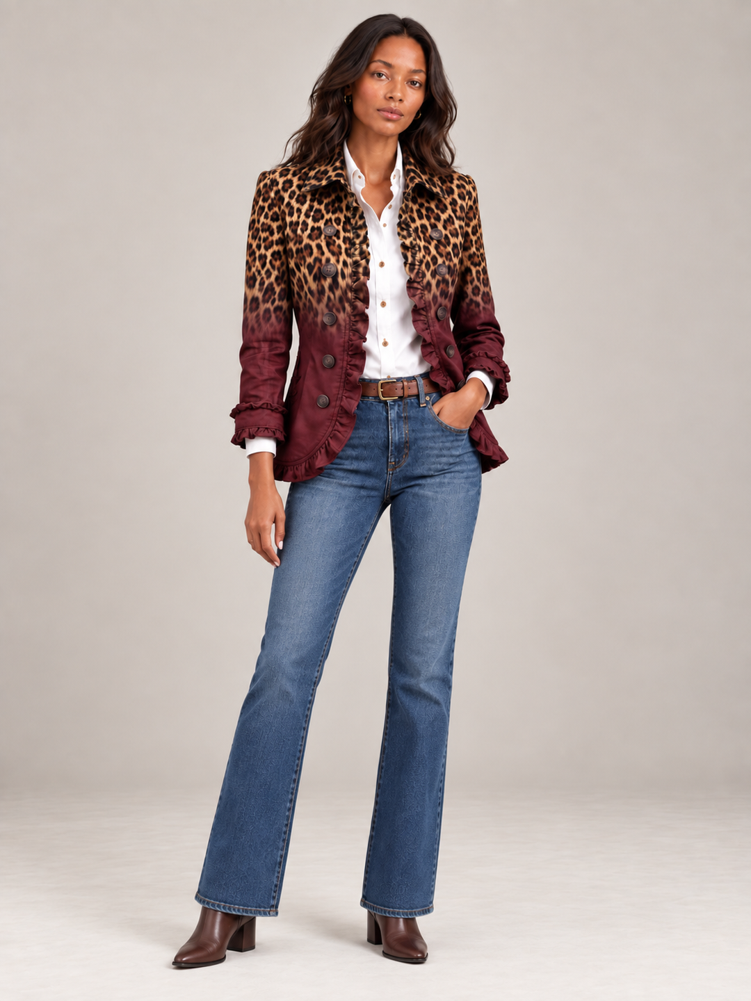 Blazer til dame med leopardmønster i fargeovergang og volanger, med dobbeltspent front
