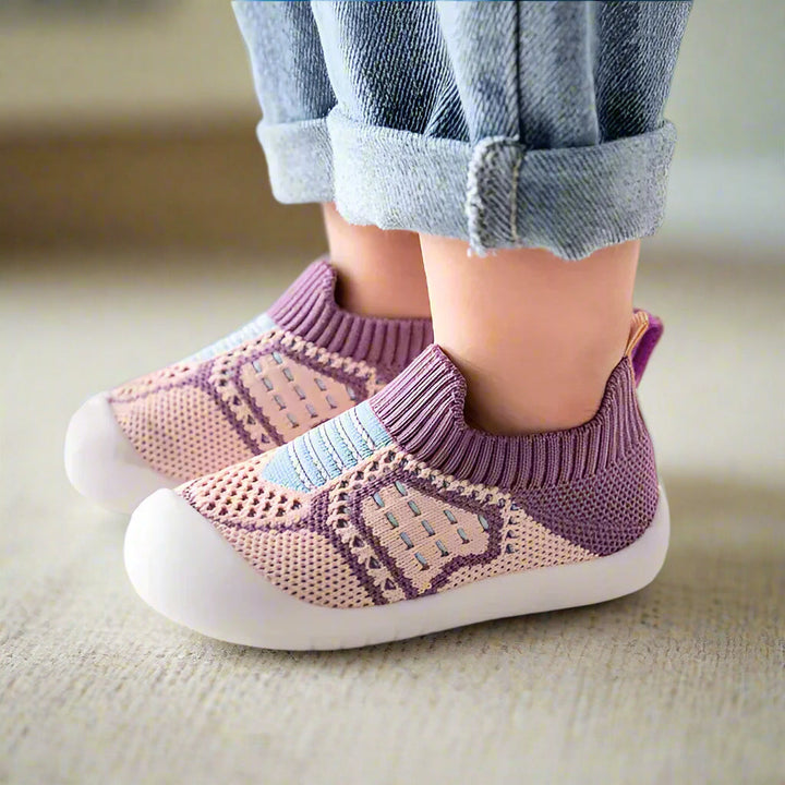 Babysko med tettsittende elastisk passform, sklisikre såler, pustende mesh, alder 0–4