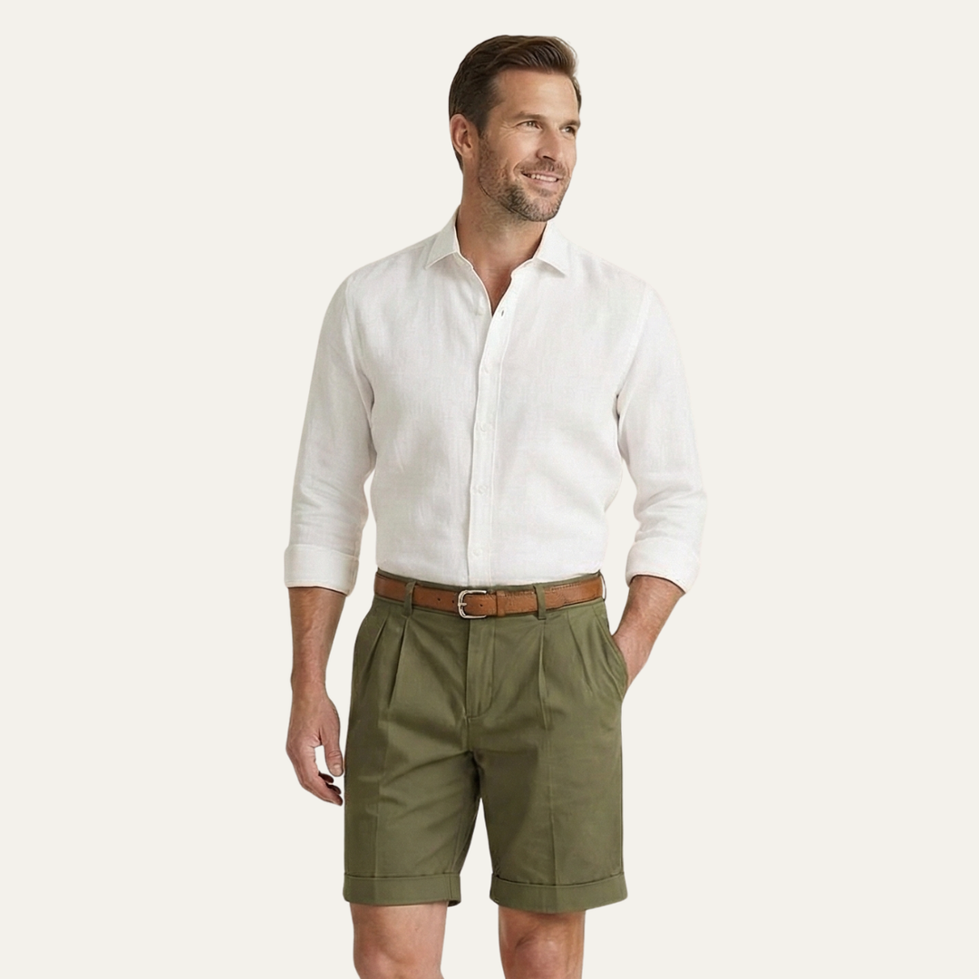 Klassiske chinosshorts for menn med dobbelt legg og oppbrettet kant.