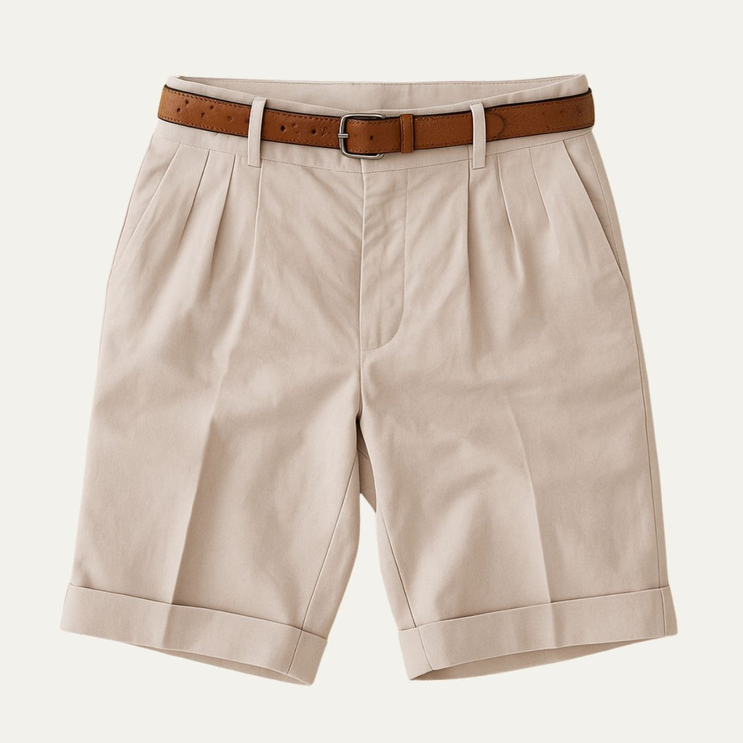Klassiske chinosshorts for menn med dobbelt legg og oppbrettet kant.