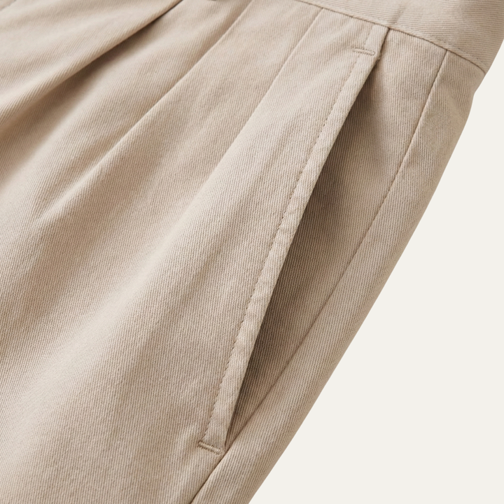 Klassiske chinosshorts for menn med dobbelt legg og oppbrettet kant.