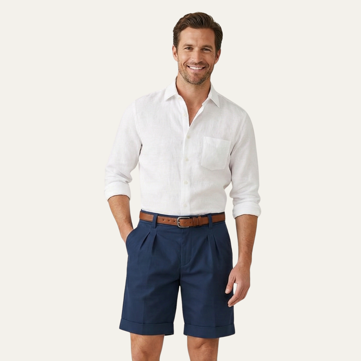Klassiske chinosshorts for menn med dobbelt legg og oppbrettet kant.