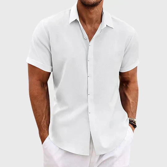 Klassinen miesten lyhythihainen paita napituksella ja avokauluksella