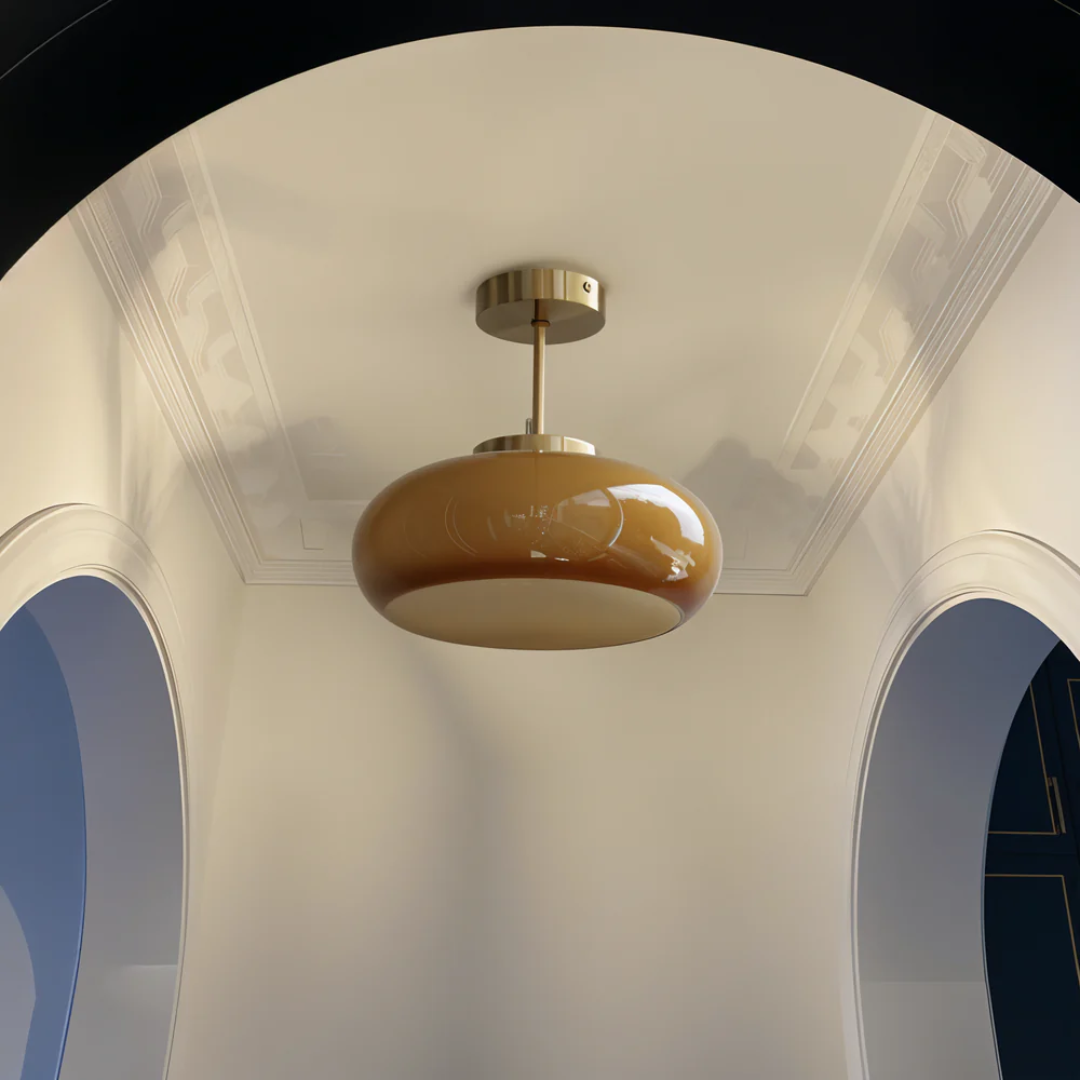 Taklampe i glass med avrundet skjerm og metallstamme