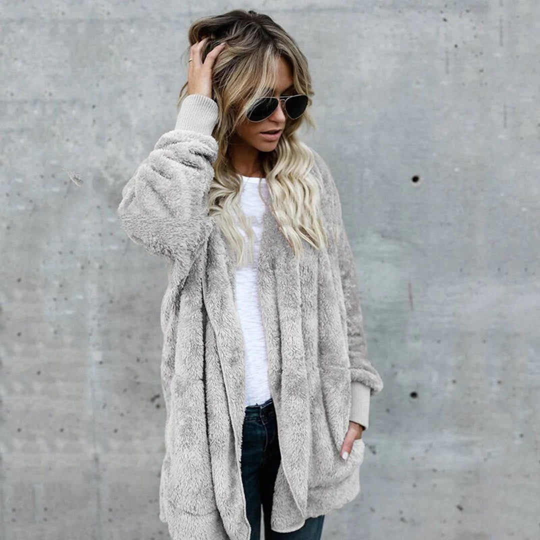 Reva - Lang cardigan med fleece hette.