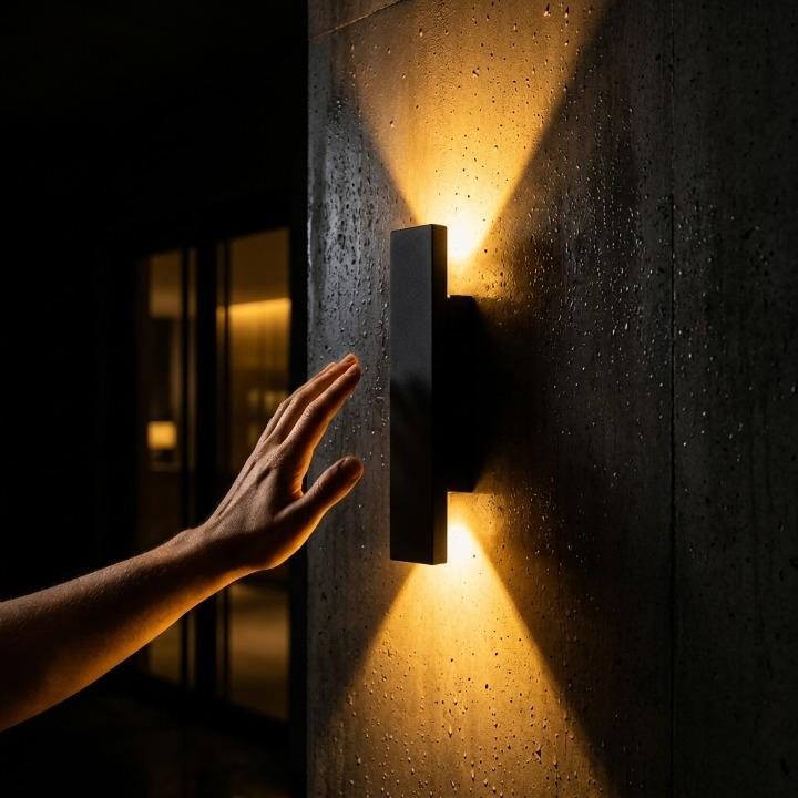LED-vegglampe for utendørs bruk med opp- og nedlys – værbestandig, beskyttelsesgrad IP65