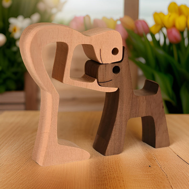 Paws of Love - Hund og Mann Skulptur i Håndlaget Tre - Symbol på Evig Bånd