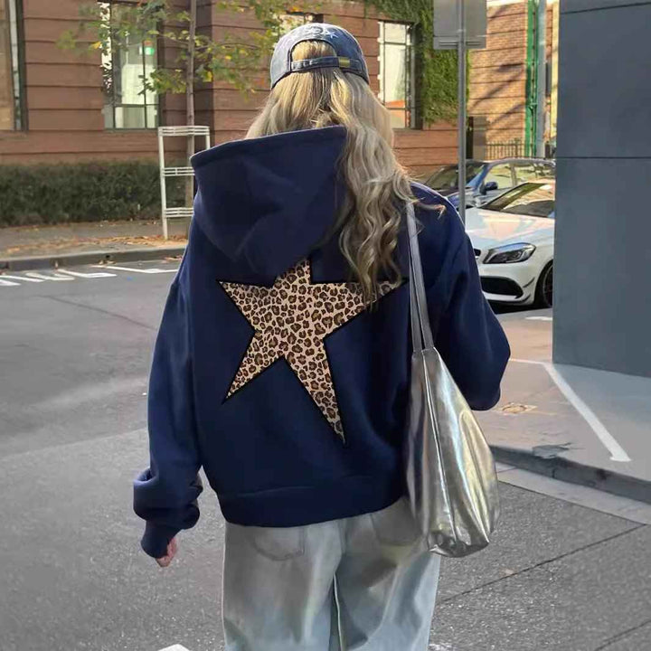 Hettegenser til dame med leopard-stjerne på ryggen og ren finish