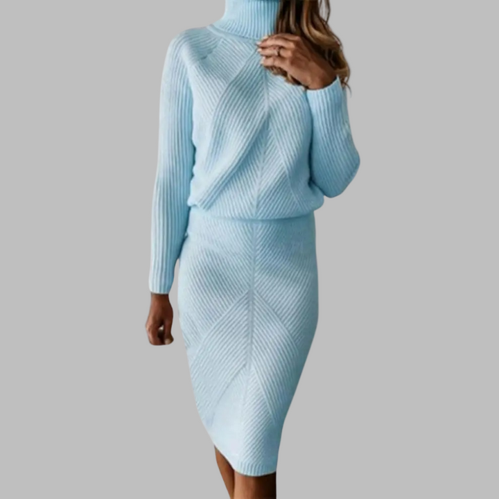 Lichtblauwe damesjurk met lange mouwen en coltrui, gebreid patroon, elegante wintermode, warme kleding voor dames, stijlvolle outfit.