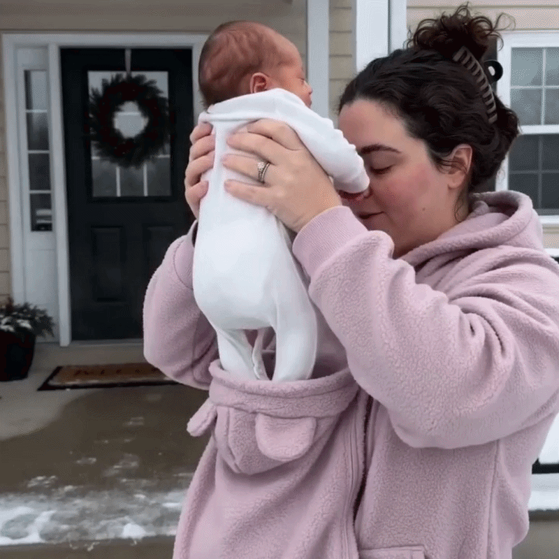 Myk fleece-hettegenser for babybæring med frontlomme
