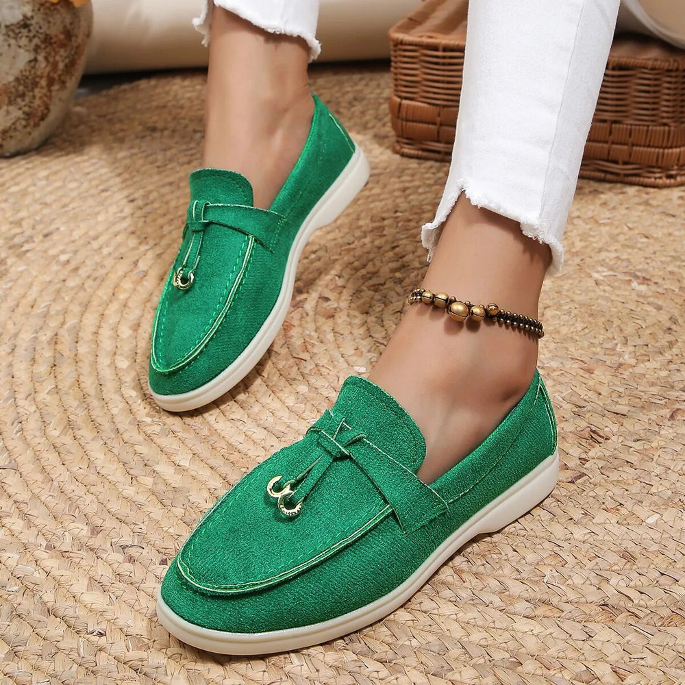 Groene leren loafers voor dames, slip-on stijl, met gouden details. Perfect voor lente en herfst. Comfortabele casual schoenen op gevlochten mat.