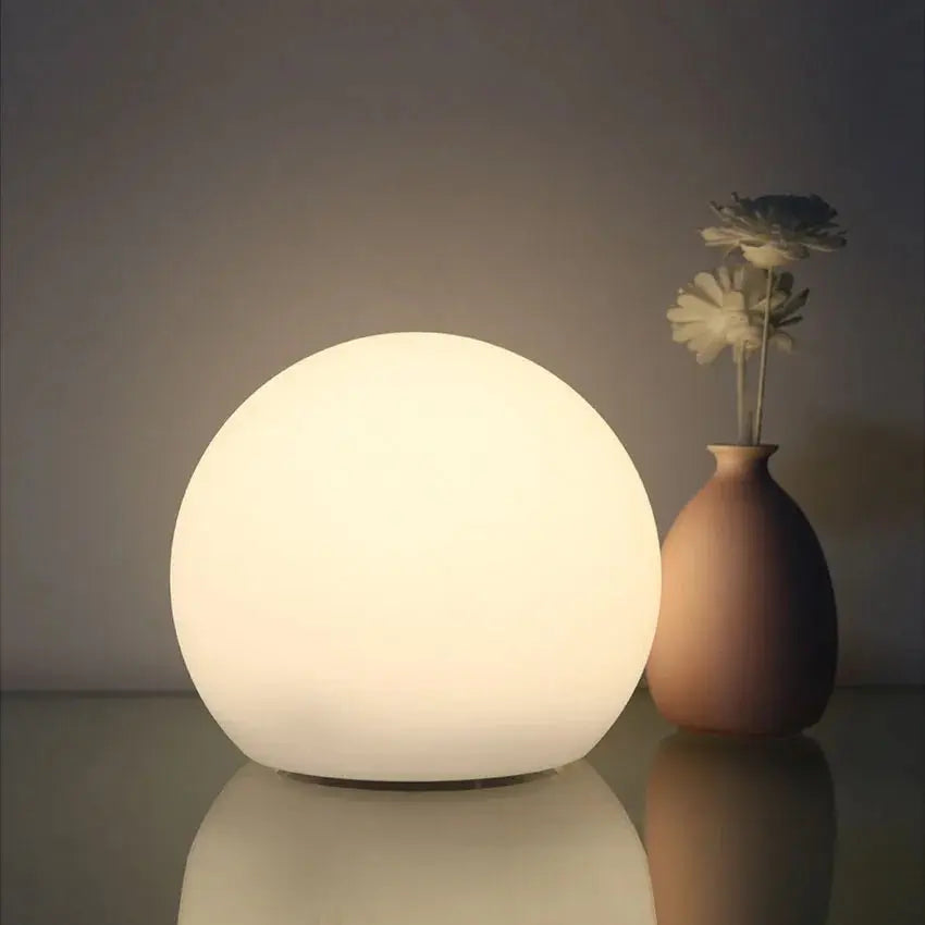 Oppladbar LED-kulelampe med 16 farger og fjernkontroll