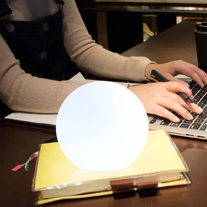 Oppladbar LED-kulelampe med 16 farger og fjernkontroll