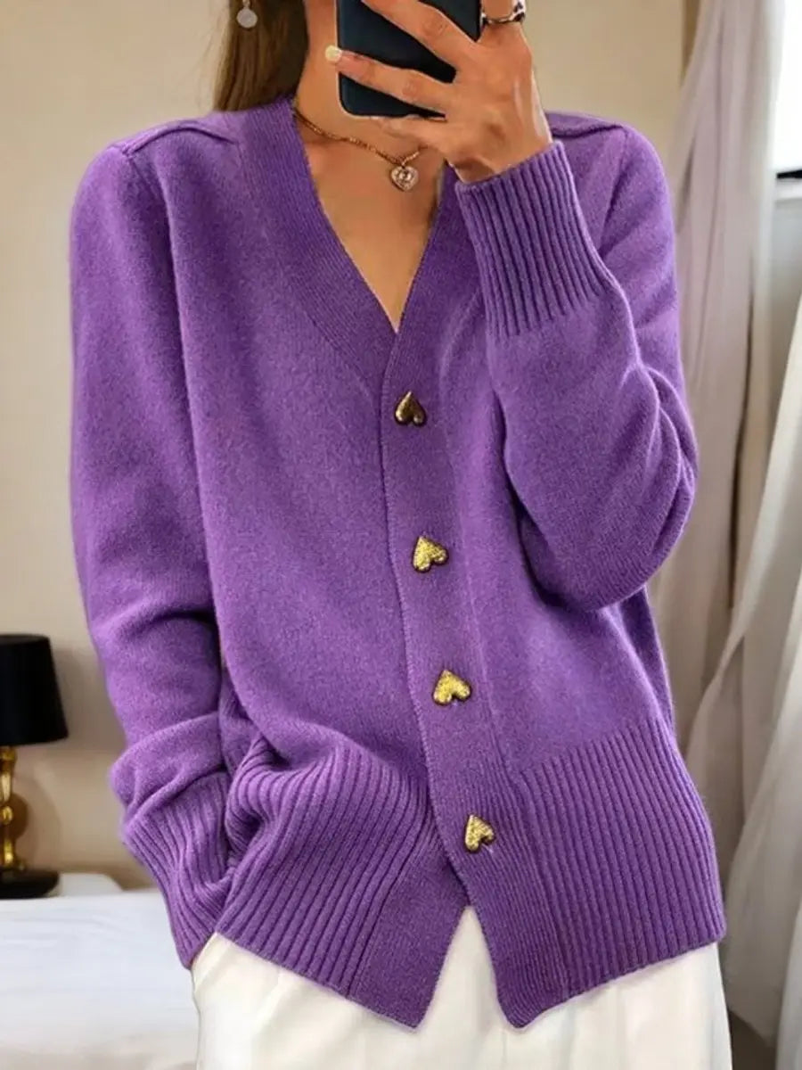 Lang cardigan med V-hals og hjerteformede knapper
