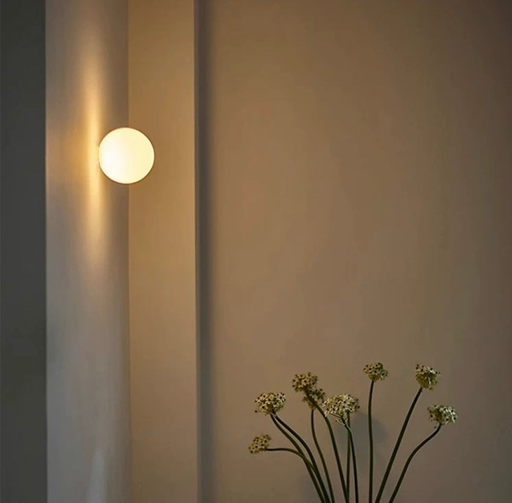 Moderne LED-vegglampe med globe i matt glass, 1 lyskilde