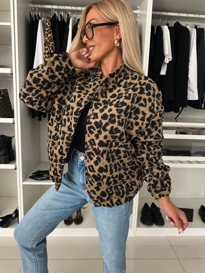 Jakke med leopardmønster og knapper foran i bomberform