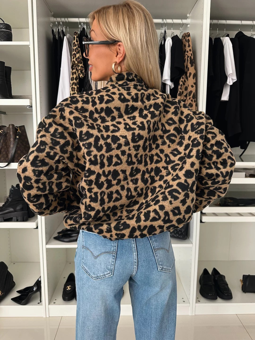 Jakke med leopardmønster og knapper foran i bomberform
