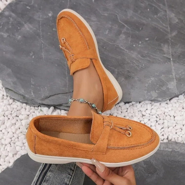 Oranje dames loafers van leer, slip-on design, casual stijl. Perfect voor lente en herfst. Comfortabele en modieuze schoenen voor dagelijks gebruik.