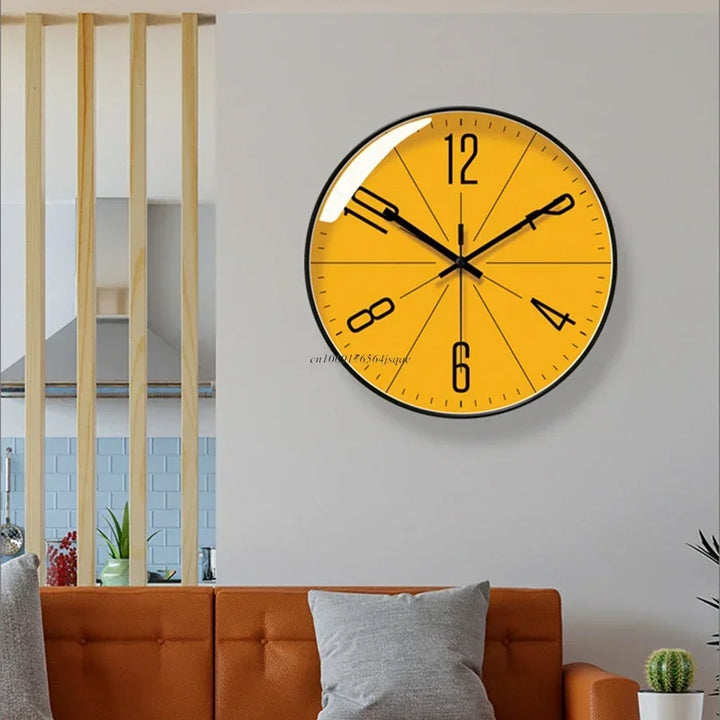 Veggklokke i tre TimeWisp – Stillegående klokke med stil