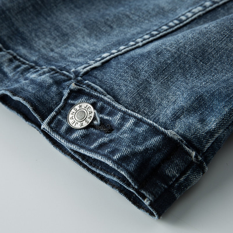 Urban Edge — Klassisk Denim Møter Biker Holdning