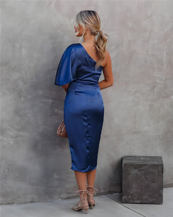 Satin Midi Kjole med En-Skulder Design og Elegante Volanger