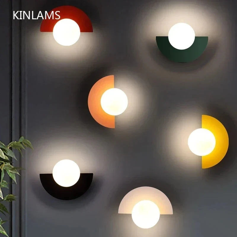 Moderne LED-vegglampe i geometrisk halvsirkelstil