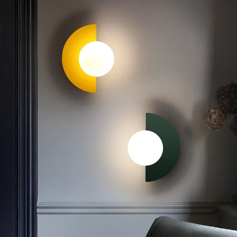 Moderne LED-vegglampe i geometrisk halvsirkelstil