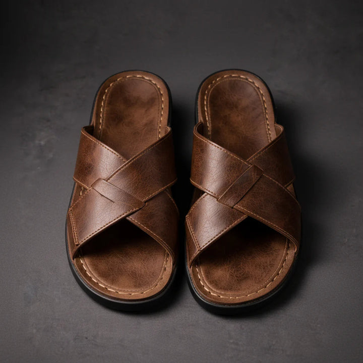 Sandaler til herre | Kryssede remmer og behagelig innstigning