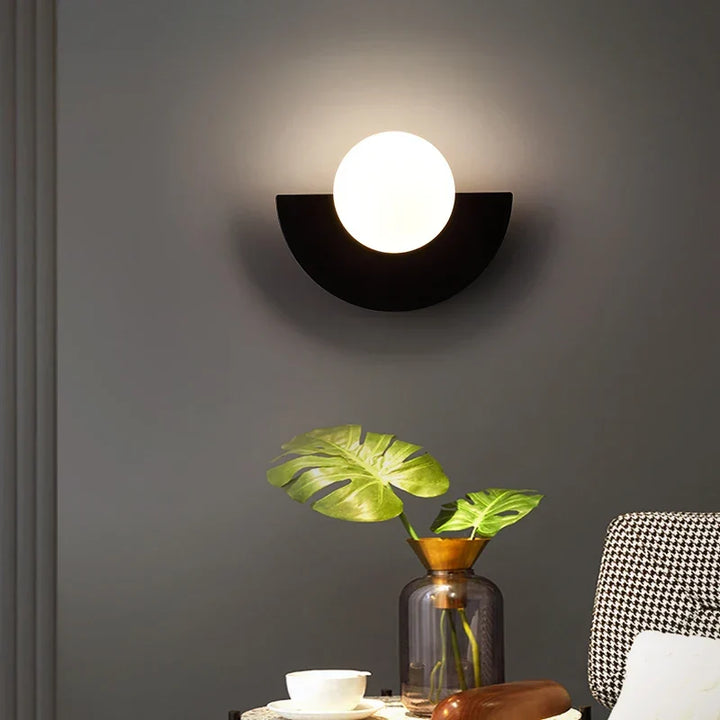 Moderne LED-vegglampe i geometrisk halvsirkelstil