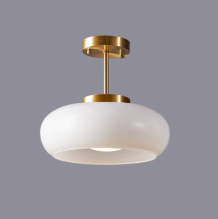 Taklampe i glass med avrundet skjerm og metallstamme