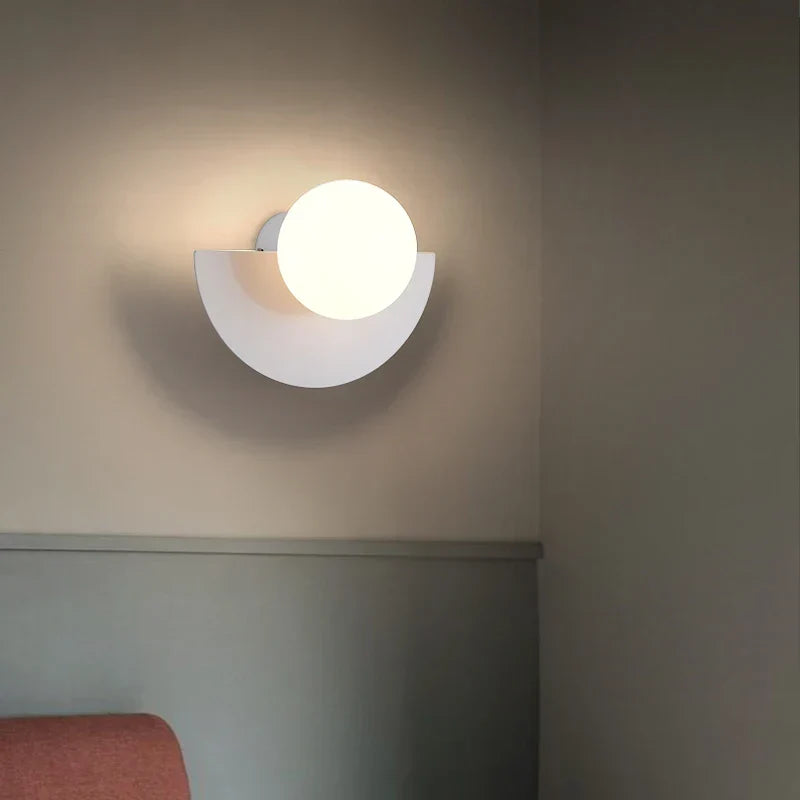 Moderne LED-vegglampe i geometrisk halvsirkelstil