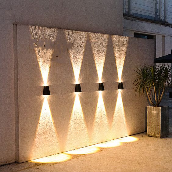 Solcelle-vegglampe | Trådløs og automatisk | IP65 værbestandig
