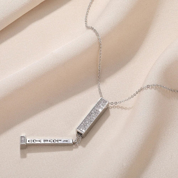 AmaraBloom luksus keepsake-halskjede | Gravert zirkonia-anheng for verdifulle bånd