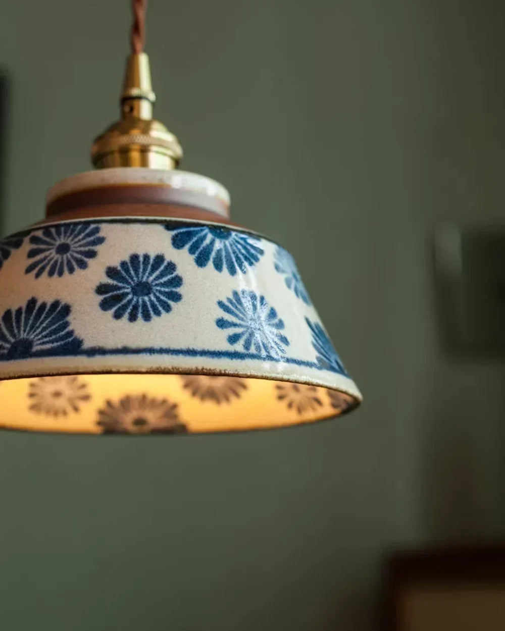 Vintage håndmalt pendellampe i keramikk med stoffledning