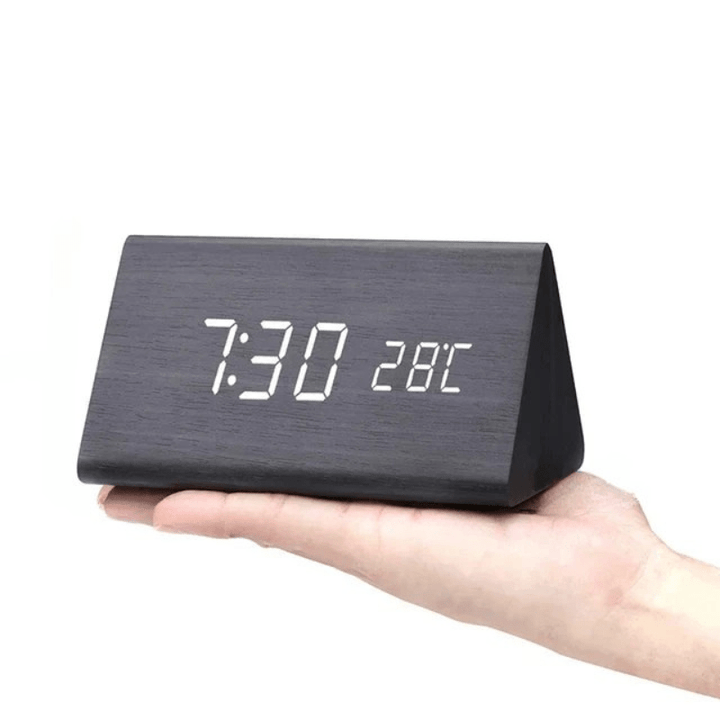 Elegant LED-klokke i tre med stemmestyring