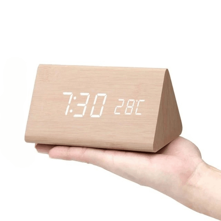 Elegant LED-klokke i tre med stemmestyring