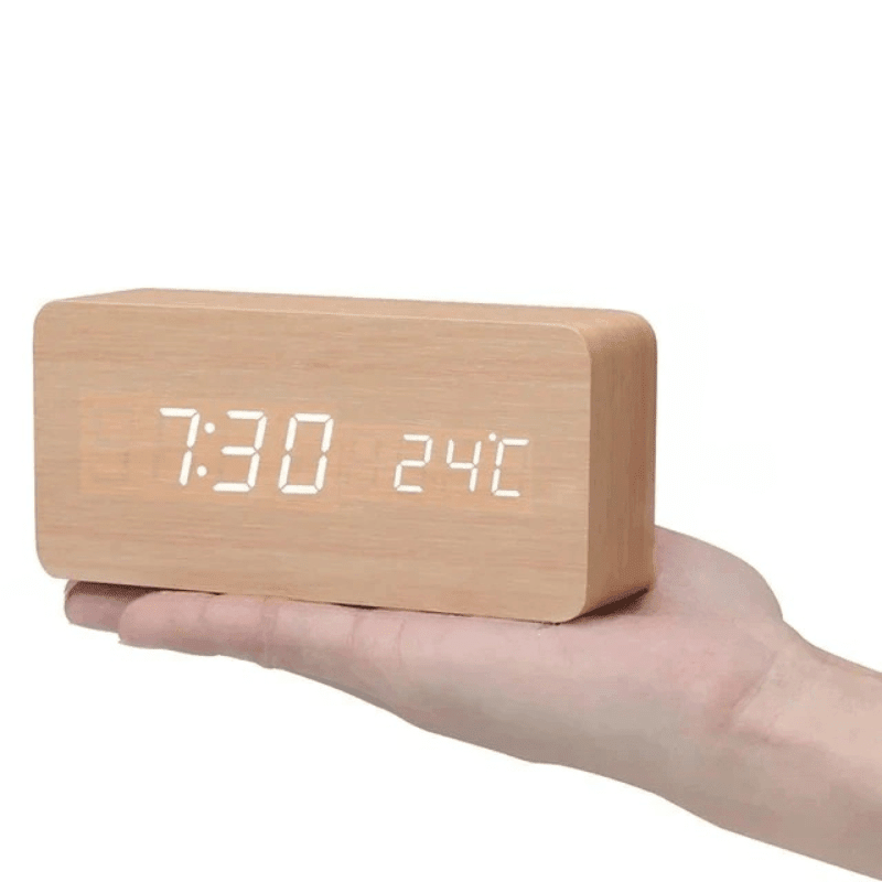 Elegant LED-klokke i tre med stemmestyring