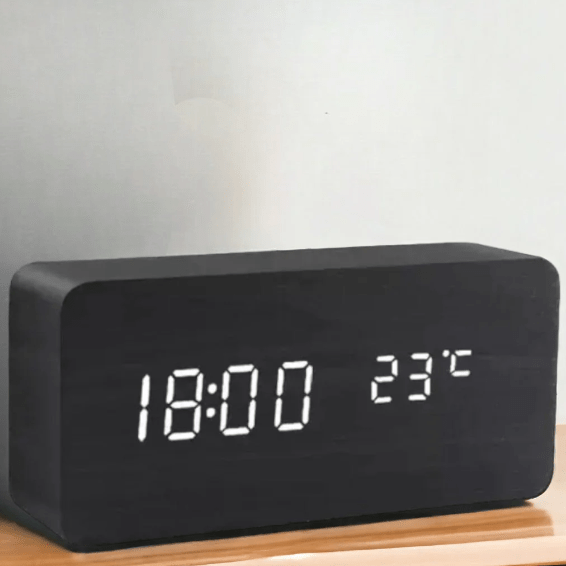 Elegant LED-klokke i tre med stemmestyring