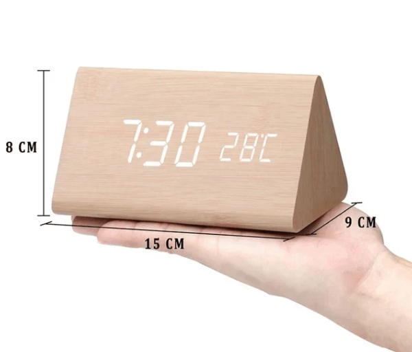 Elegant LED-klokke i tre med stemmestyring