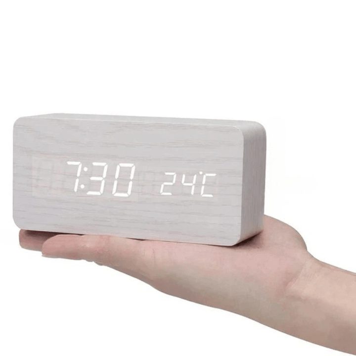 Elegant LED-klokke i tre med stemmestyring