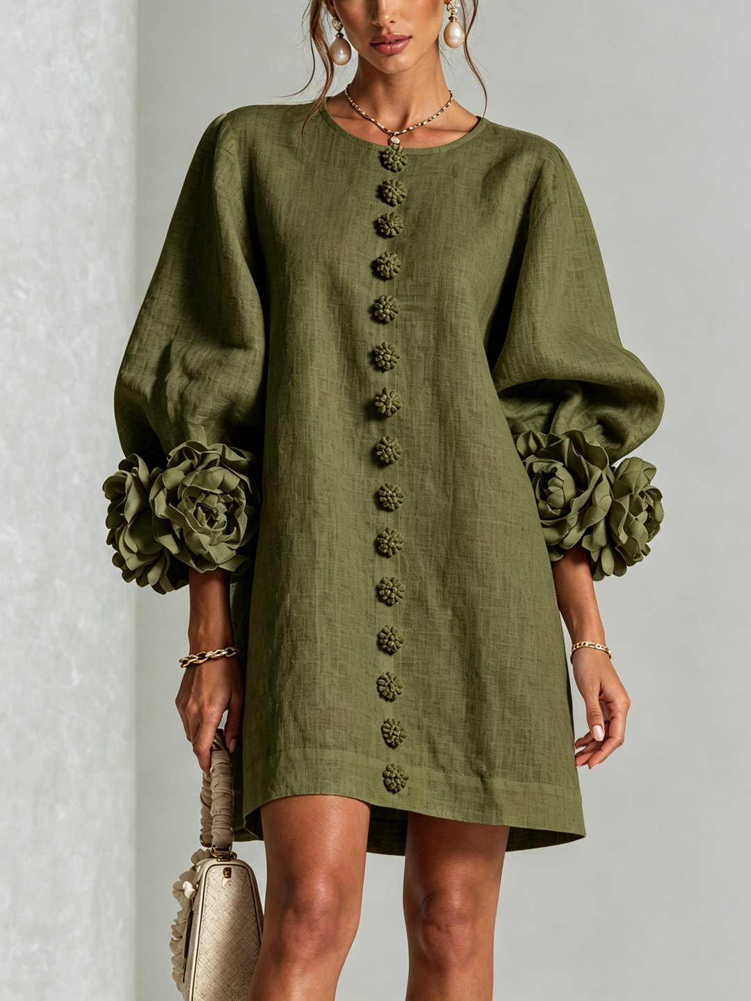 Elegant A-snittkjole med voluminøse ermer og blomsterknapper