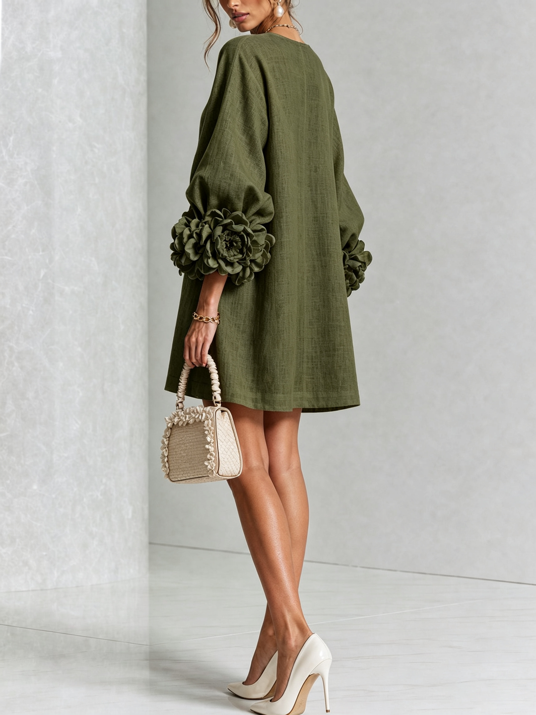 Elegant A-snittkjole med voluminøse ermer og blomsterknapper