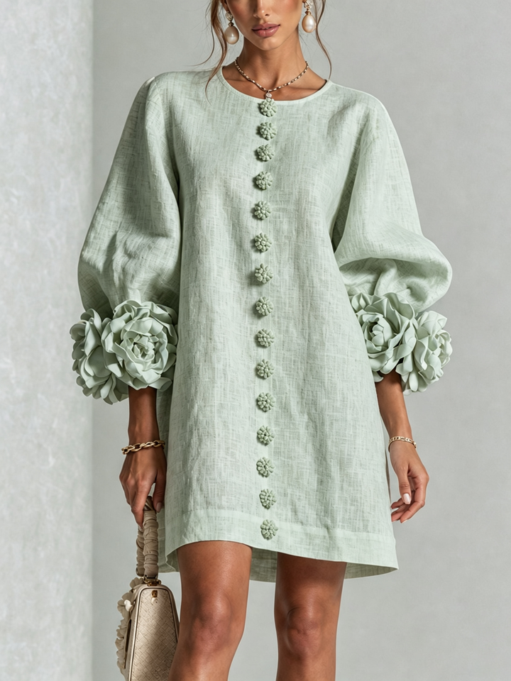Elegant A-snittkjole med voluminøse ermer og blomsterknapper