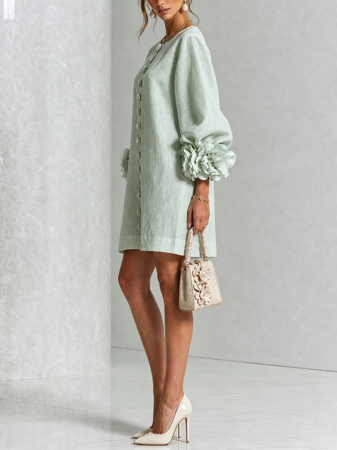 Elegant A-snittkjole med voluminøse ermer og blomsterknapper