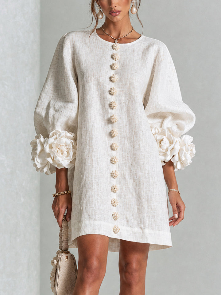 Elegant A-snittkjole med voluminøse ermer og blomsterknapper