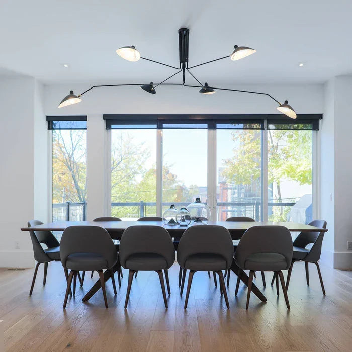 Svart taklampe med svingbare armer – moderne design