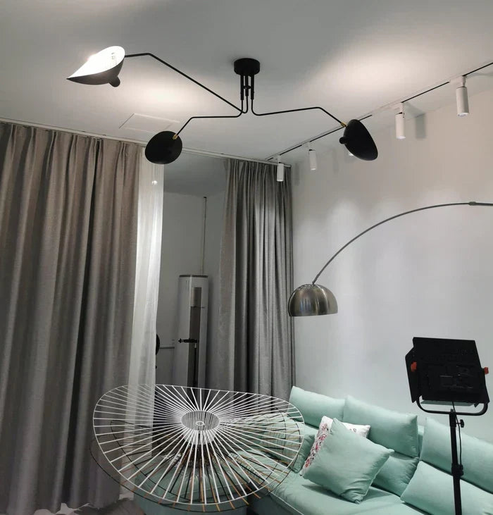 Svart taklampe med svingbare armer – moderne design